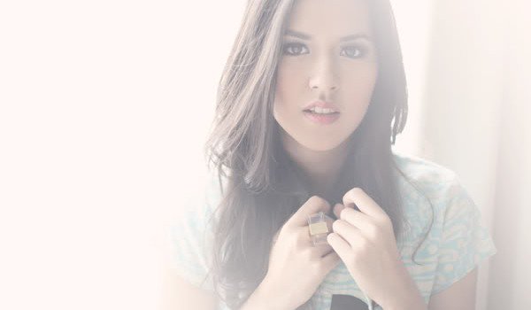 kuisluna's tweet image. Tanggal lahir penyanyi cantik Raisa (@raisa6690) adalah ... #kuisluna #fspL