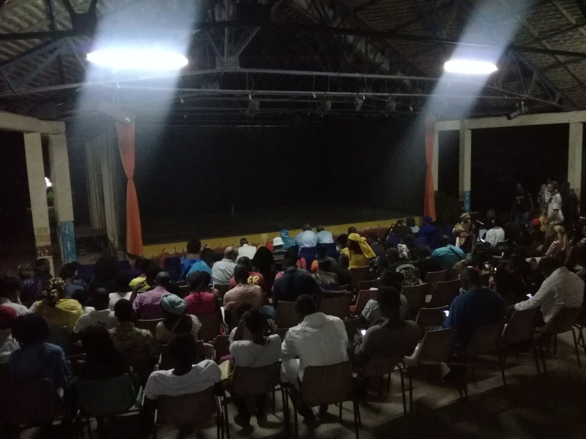 AllianceGaroua's tweet photo. Actuellement à l'Alliance Française de Garoua : "Si jeunesse savait", spectacle de l'humoriste Petit Gougou. https://t.co/7RA0XRwylr