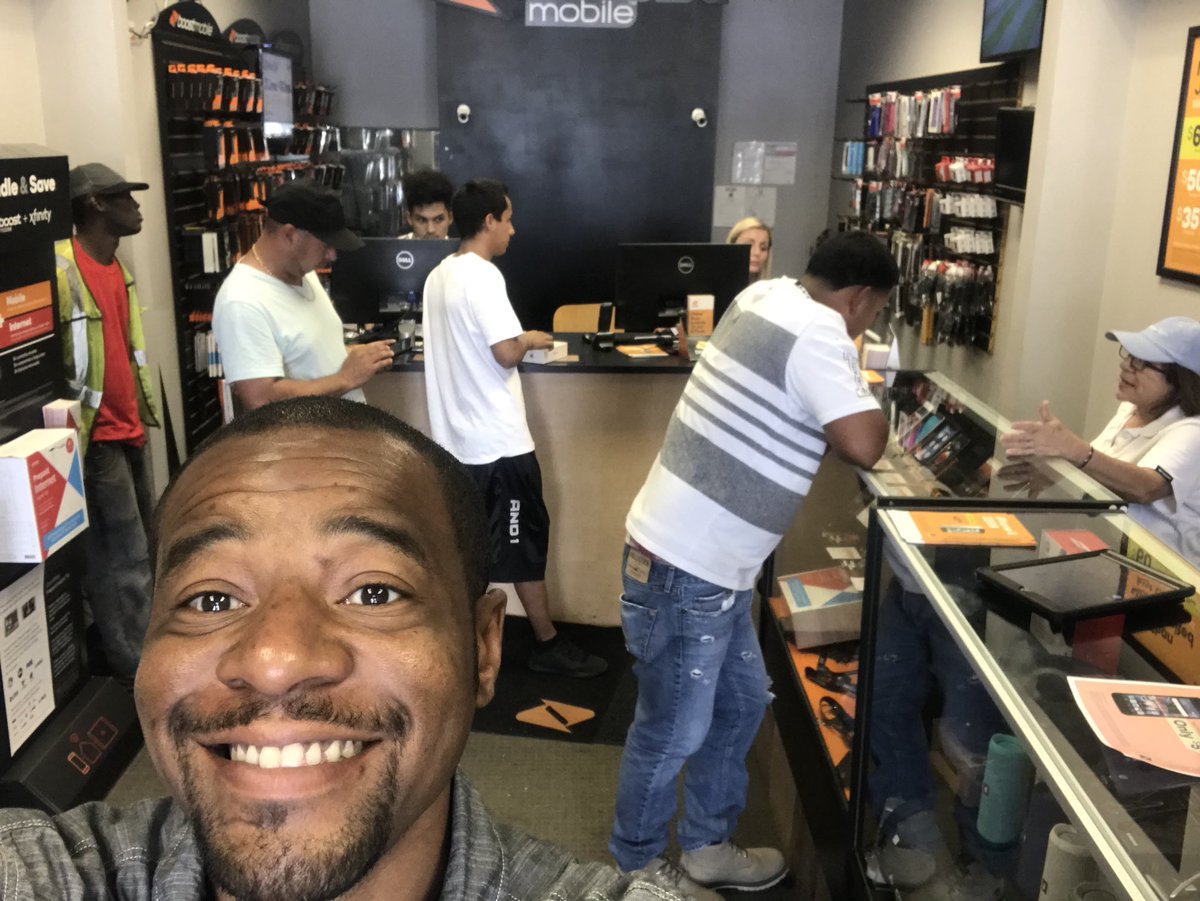 elterevanspg's tweet image. Love Seeing Every Rep With A Customer &amp;amp; Closing Sales...Now Let Me Sneak The Dynasty Flyer Up For Display 😉 #HTWN #BoostNation8M @boostmobile @Dk1team1dream @JayMiglionico @JustinCapers @johnfisbeck