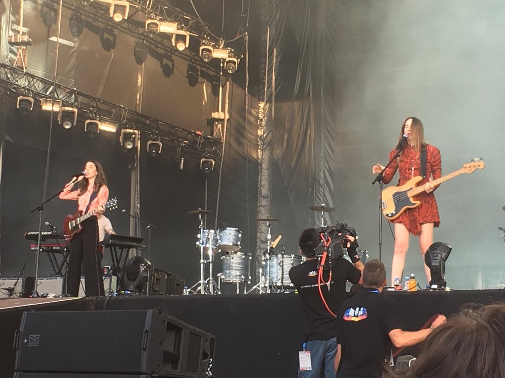 HAIM_SPAIN's tweet photo. HAIM sobr el escenario de @rockinriolisboa 😍 @HAIMtheband #RockInRio2018 #HAIM #Lisboa https://t.co/CYA4HlCLnz