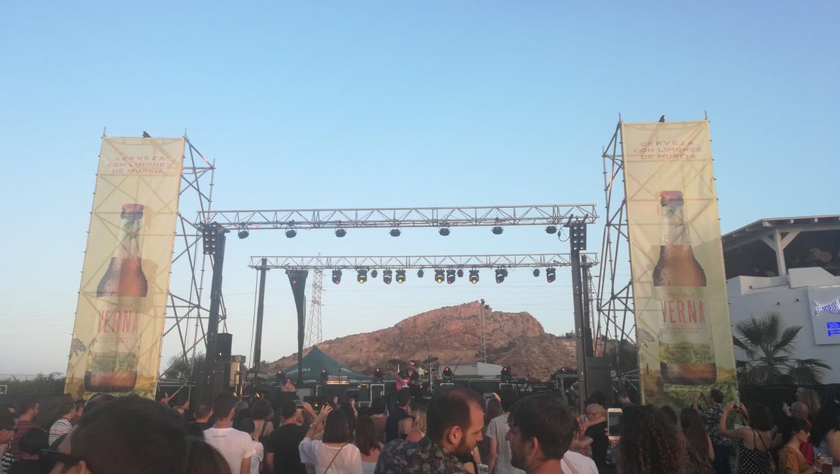 Bienvenidxs al <a href="/WelcomeMarMenor/">Welcome Summer Mar Menor</a> LA comienza su acústico en escenario #VERNA