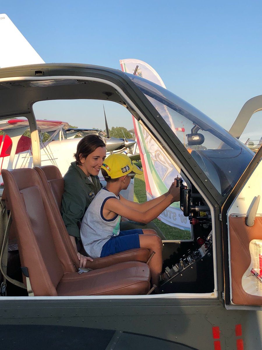 ItalianAirForce's tweet photo. Sull’aviosuperficie di Montagnana (#Padova) oggi giornata di prove per il #FlyParty 2018. Grandi e bambini hanno potuto conoscere il personale dell'#AeronauticaMilitare e salire a bordo dell'aeroplano U-208A del 60° Stormo. #latuasquadrachevola https://t.co/v7QKzHGGrc