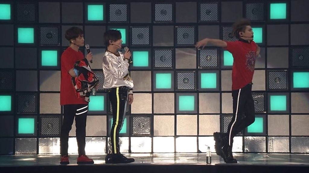 Jongyu showing their love for Taeminnie by doing the moves of sayo hito. I love how they are always so ready join each other in their silly antics and bring laughter to those around them.  #SHINee