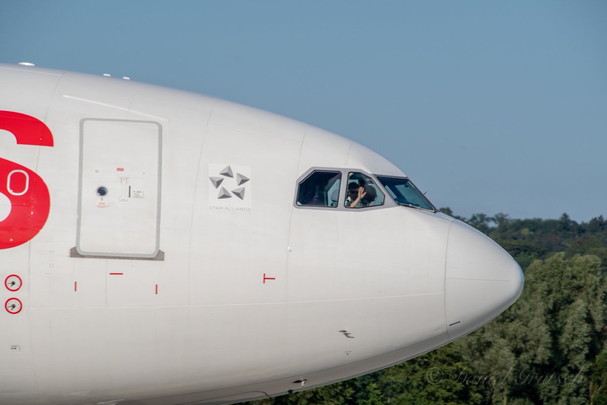 dgrutsch's tweet image. Hello friendly @FlySWISS pilots, welcome back to @zrh_airport #avgeek #planespotting #pilotwaves