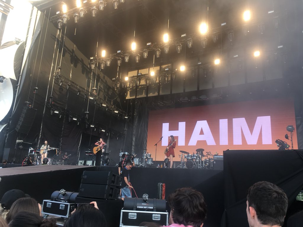 HAIM_SPAIN's tweet photo. #RockInRio2018 #HAIM #Lisboa @HAIMtheband @babyhaim @jizziemcguire https://t.co/imdUgszL6C