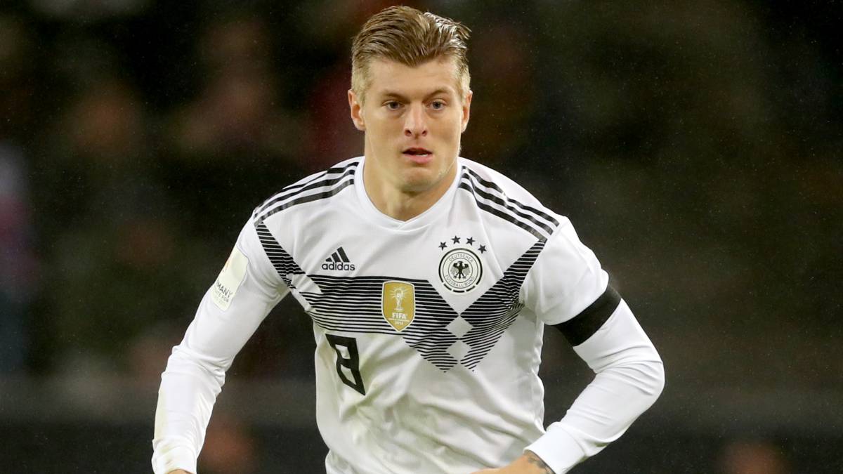 NO ME FALLÉIS!

¿CON QUIÉN TE QUEDAS?

🔄 - Andrés Iniesta.
❤ - Toni Kroos.