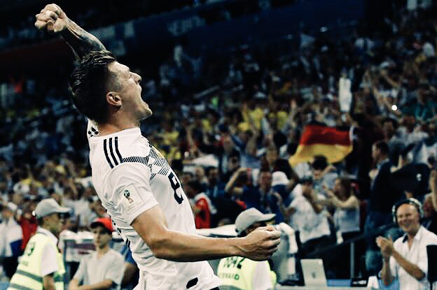 MChiavaroli7's tweet photo. L’Allemagne ne meurt jamais ! Battue par le Mexique et menée au score face à la Suède, la Mannschaft resurgit grâce à Reus (48e) et un chef d’œuvre sur coup franc signé Kroos (95e). Une victoire miraculeuse qui relance les champions du monde dans ce Mondial. [🇩🇪🇸🇪 2-1] https://t.co/qe6bOQsEHJ