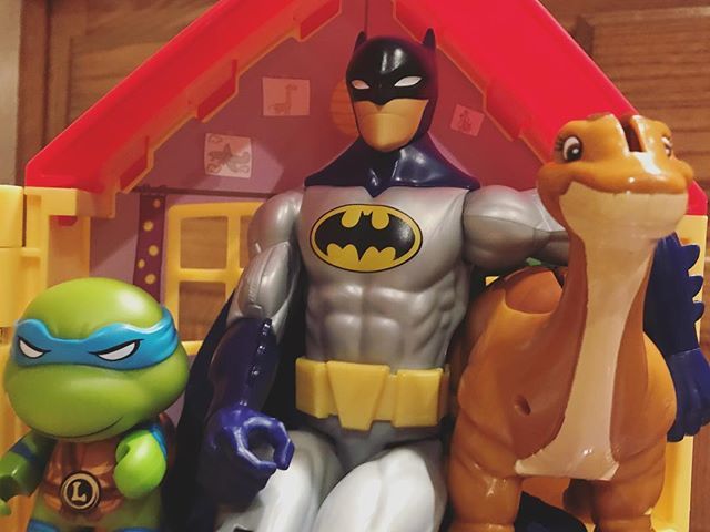 Oh, just my childhood, hangin out in Peppa’s house.
.
.
.
.
.
#hanginwiththeboys #justchillin #chillinwiththehomies #batman #tmnt #leonardo #littlefoot #toys #actionfigures #bestfriends #80skids #childhood #crossover #ninjaturtles #dinosaur #peppapighous… ift.tt/2ImkAVt