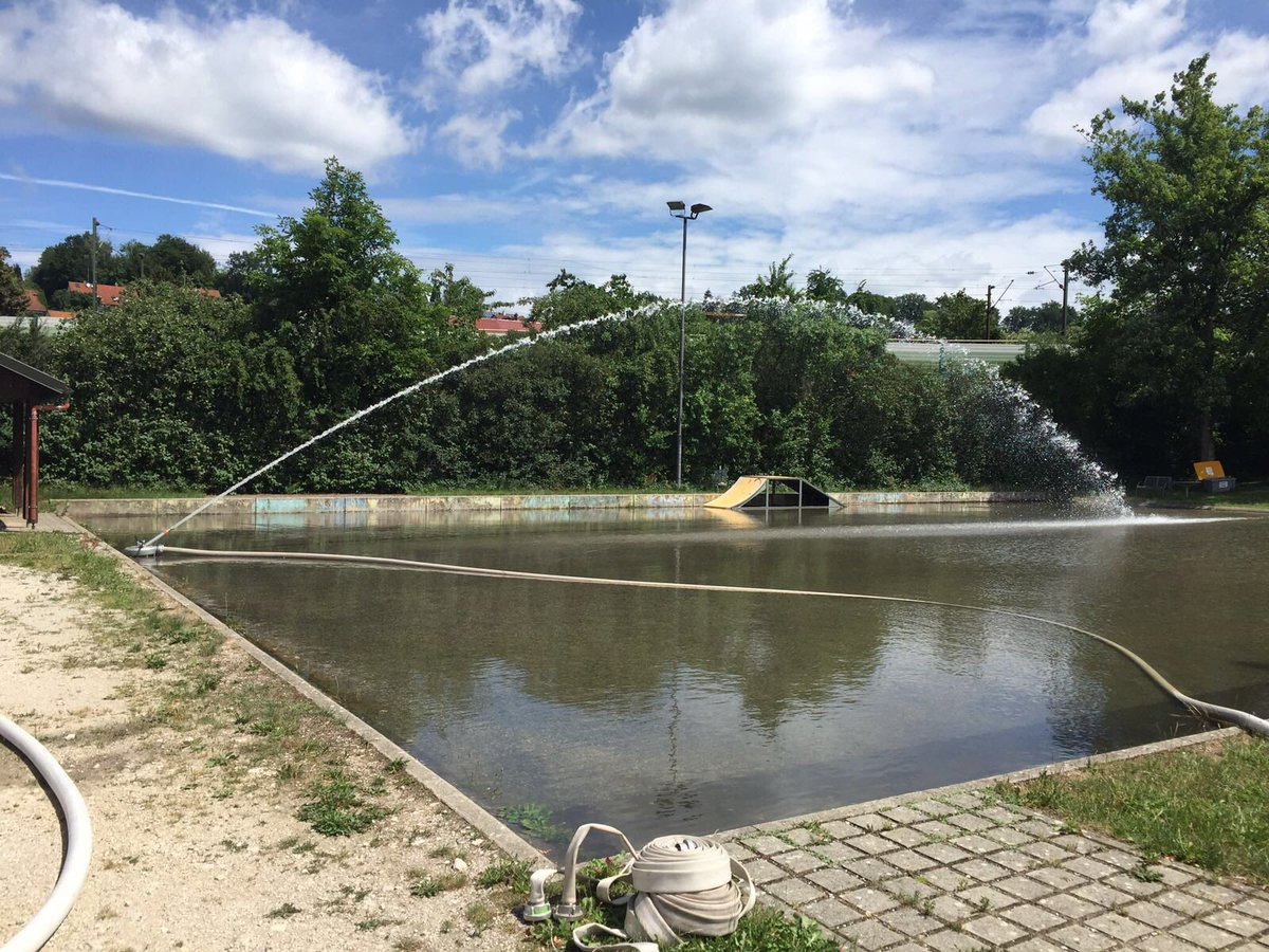 Facebook

Vier neue Maschinisten. Die Kameraden Alexandra Schramm, Michael Meier, Dominic Müller und Christian Heyden haben beim ersten Maschinistenlehrgang unter der Leitung von Maik Heyden ihre Ausbildung mit Erfolg beendet. mehr unter ff-mimberg.de