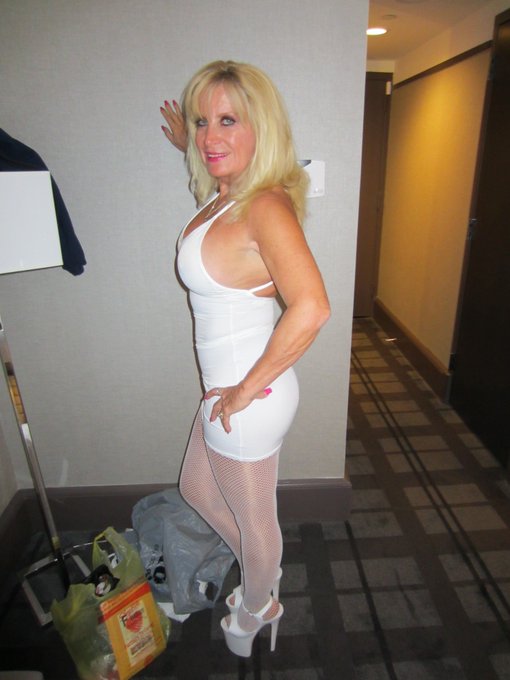 Sexy in white! https://t.co/wD5rVWzSrK