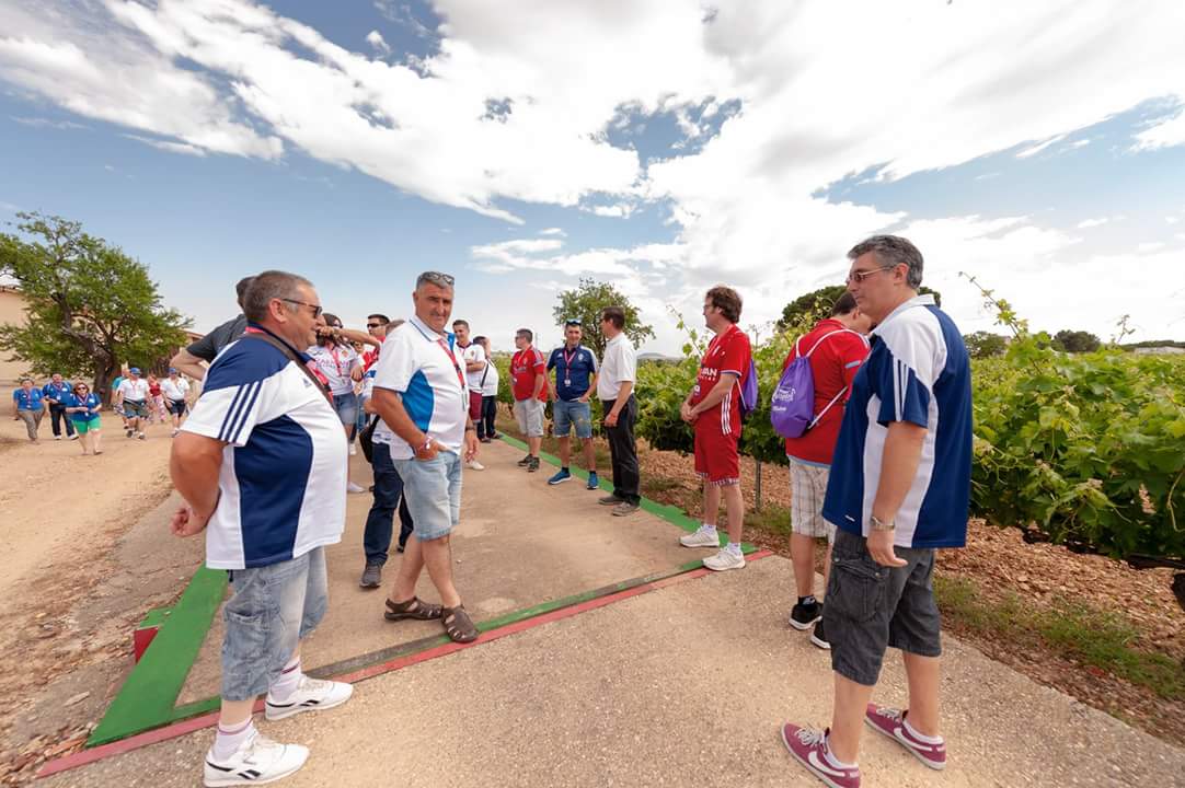 Bonita visita de la delegación <a href="/RealZaragoza/">Real Zaragoza</a> en @Valladolid2018 visitando <a href="/La_Legua/">La Legua</a> en <a href="/AytoFuensaldana/">Ayto.Fuensaldaña</a> para disfrutar de sus vinos y bodega en #ValladolidEsFutbol2018
