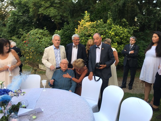 Pour Ses 90 Ans Jean Marie Le Pen S Est Enfin Reconcilie Avec Ses Filles