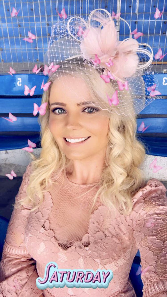 MelsBells89's tweet photo. Had a great day @WoodbineRacing for the Queen's Plate with @KateHertz1016 and @frannypants95!! Thank goodness our seats were in the shade...☀️💦👑🐎🏆👒🌸💕#heatwave #QP18 #HatsandHorseshoesParty https://t.co/UzI6ZRESp8