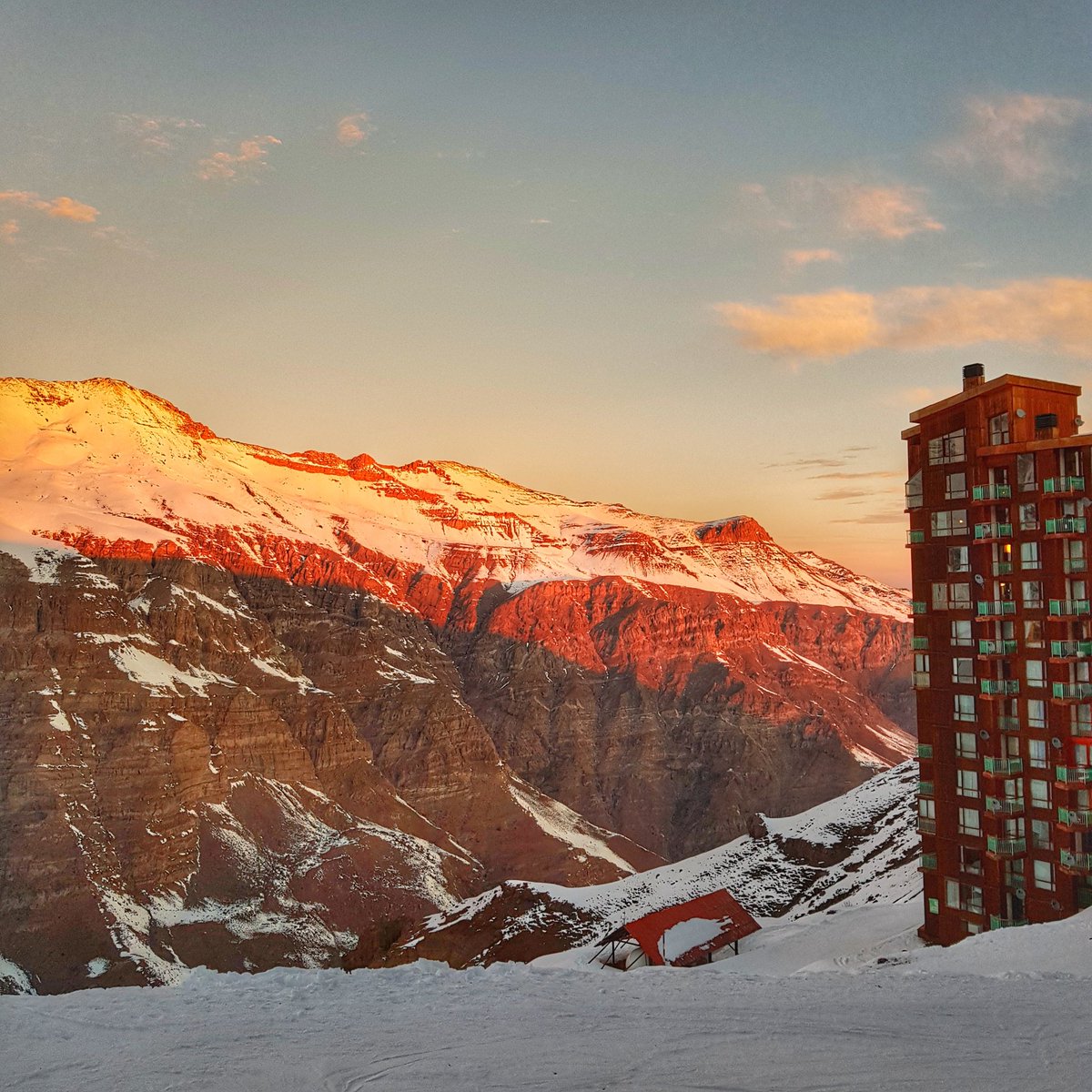 essemundoenosso's tweet photo. Chile 💙 Fim de tarde hoje com os Andes branquinhos de neve no Valle Nevado! Como não babar com esse visual? #AviancaBrasil #ValleNevado #B4Tcomm #laderahotel https://t.co/9oorQky9sv
