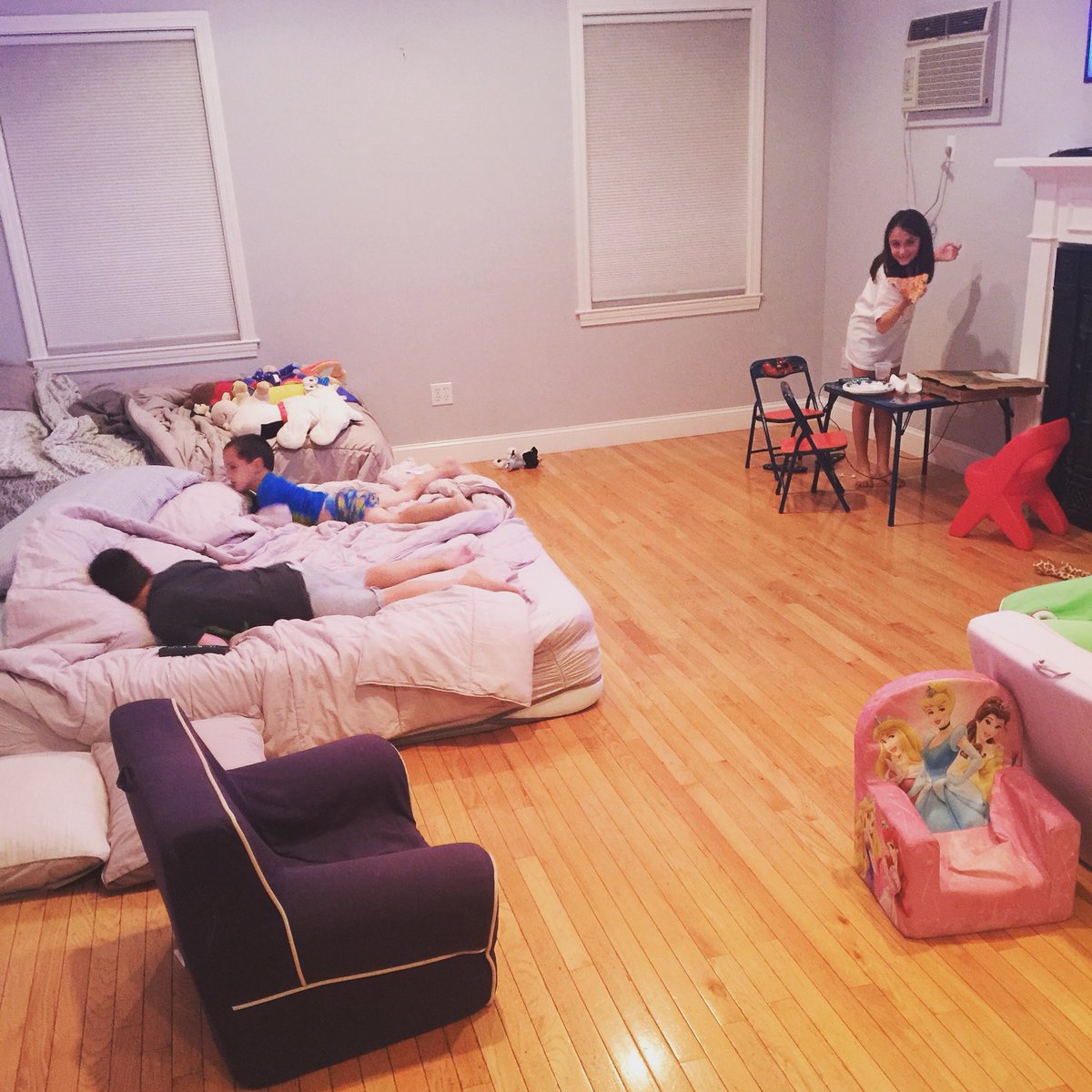KendraPetrone's tweet photo. What do you do when you’re leaving the only house your kids have ever known for the past 7 years... and all your furniture and food is packed away? ..... you put your mattress in the family room and have @PapaGinos 🍕 and root beer for dinner. #MovingTomorrow 😢🏡❤️ https://t.co/guqTzCCPsd