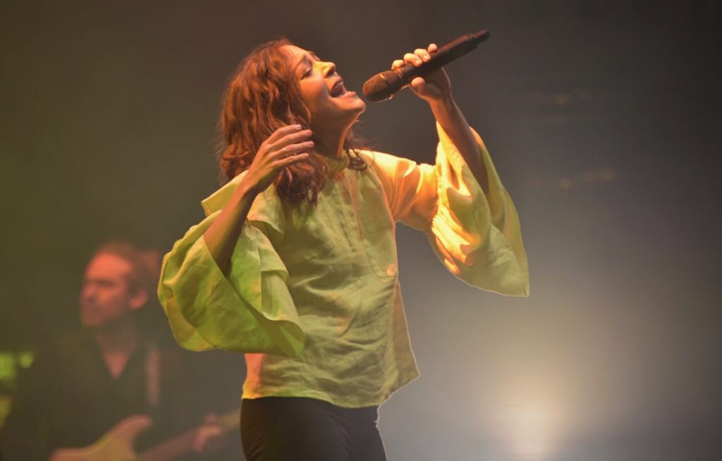TMetropolitanMx's tweet photo. Impresionante la entrega de Natalia @lafourcade en reciprocidad al alma que esta noche, está dejando nuestro público en cada butaca !
Una noche que es impresionante para nosotros !
#HastaLaRaíz
#Musas2 https://t.co/Whu6dDI0O3