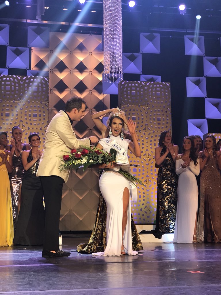 MissSCPageant's tweet photo. The phases of learning you’re the new Miss South Carolina: 😱😫😂🤗 Meet #MissSC2018, [former] Miss Spartanburg, Davia Bunch. 👑 @DaviaEsther https://t.co/ubFRcZ8UI5