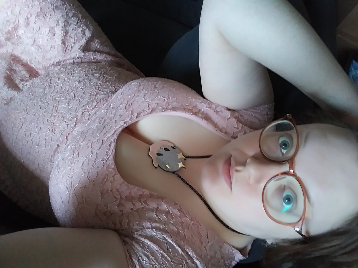 PrincessPickle8's tweet photo. I'll leave you all with this bare faced selfie from a few days ago. Have a good night, pets. Feel free to message Me and I will get back to you in the morning. #findom @rtpig76 @514V3x @RTFindomPromo https://t.co/9BwmtPR3w0