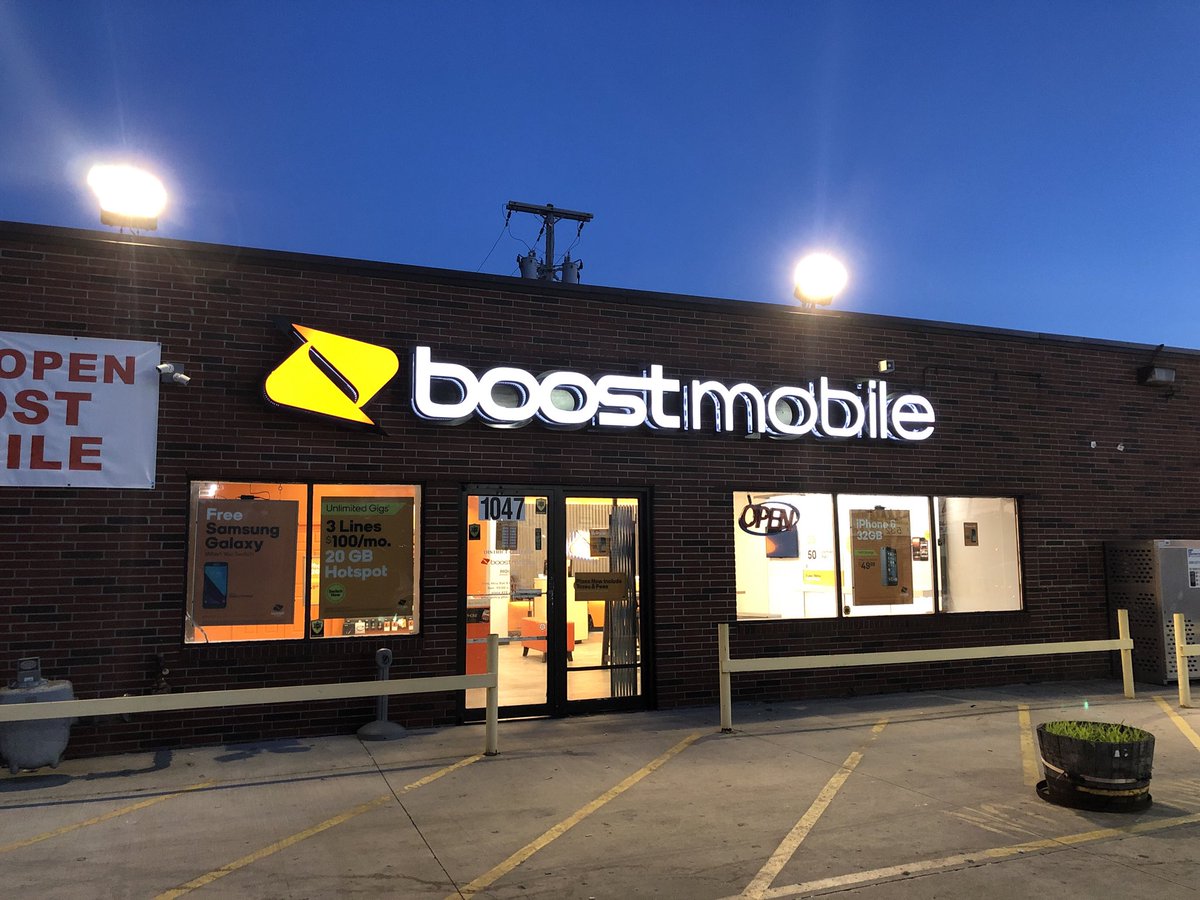 WesternBoost's tweet image. Today we was giving #Free #iPhones at 1047 Western ave and we opened until 10:00pm the store outside at night look beautiful #boostnation @WesternBoost @SPGKimSchriner @MotorCityDCI
