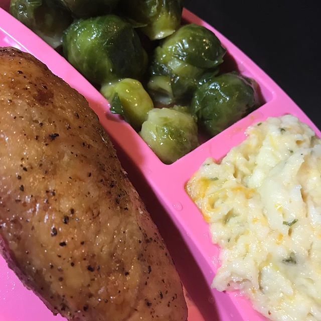 EclecticEvelyn's tweet photo. #Instapic Great healthy dinner tonight thanks to @glitterattitude  rotisserie chicken Brussel sprouts and mashed cauliflower #yum #healthyfood #healthydinner #veggies #chicken #goodeatin #appalachia #yesmyplateispink #pinkplates #princessdishes https://t.co/anBDknImst https://t.co/pRzRZSOv6K