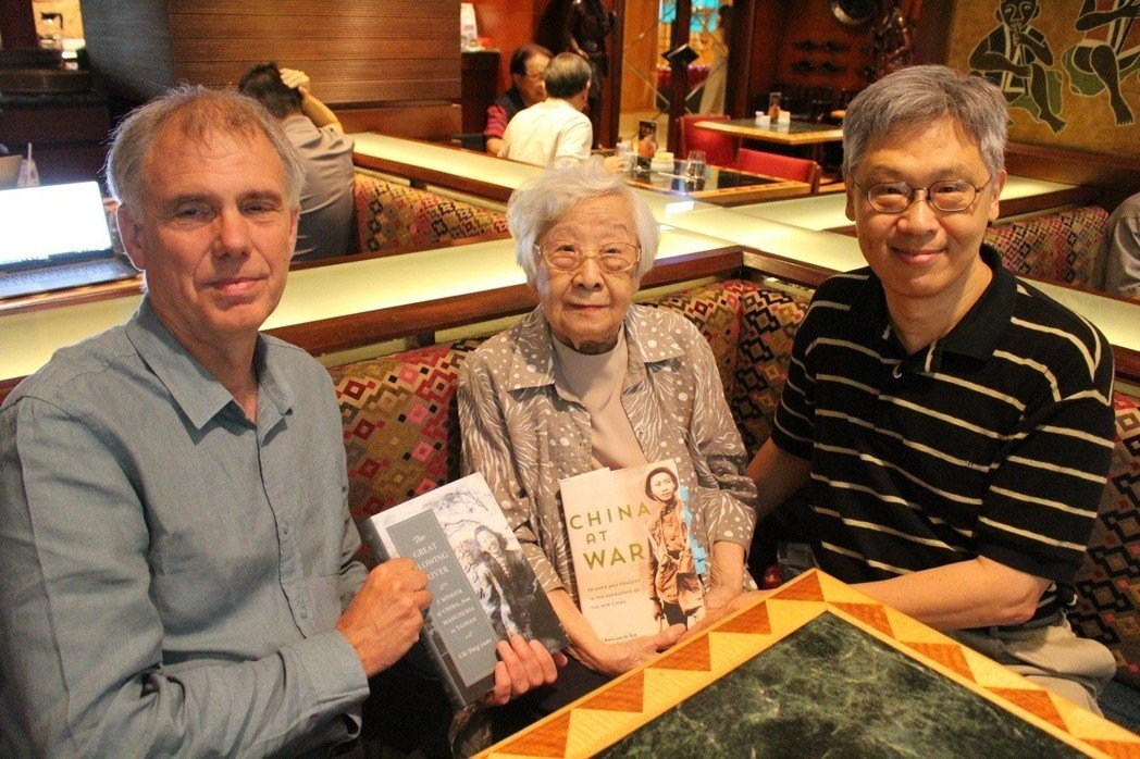 A great honour: a visit with Chi Pang-yuan, author of A Great Flowing River, her WW2 memoir, in Taipei. 

作家齊邦媛(中)名著「巨流河」出英文版，引用「巨流河」大量史料的漢學家方德萬(左)，也帶著新書「戰爭中的中國」拜訪齊邦媛。右為中研院院士王德威。記者陳宛茜／攝影