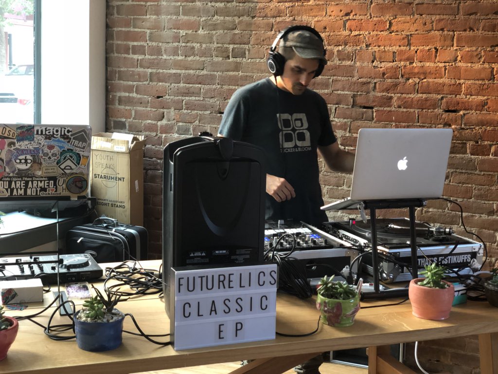 FuturelicMusic's tweet photo. The Futurelics album listening party is vibey AF! 

#Classic #Vibes #ListeningSession https://t.co/dOYzVuxara