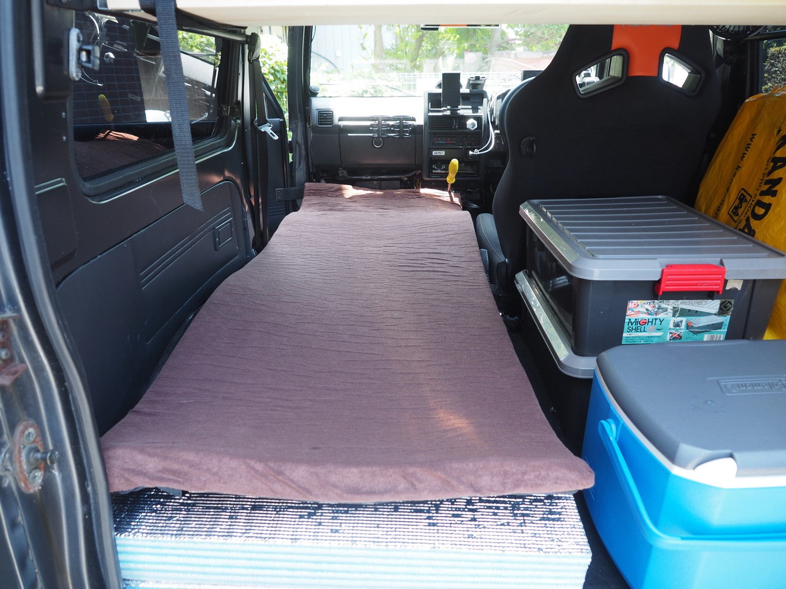 しもさん りんご県民 ジムニーの車中泊快適化 ベッドのかさ上げもジョイントマットで 結構フラットになりますね 仕上げにロール マット敷けば完成 木のベットよりも簡単でフラットに 安全性も申し分無しです 木のベッドだと事故時に危ないですからね