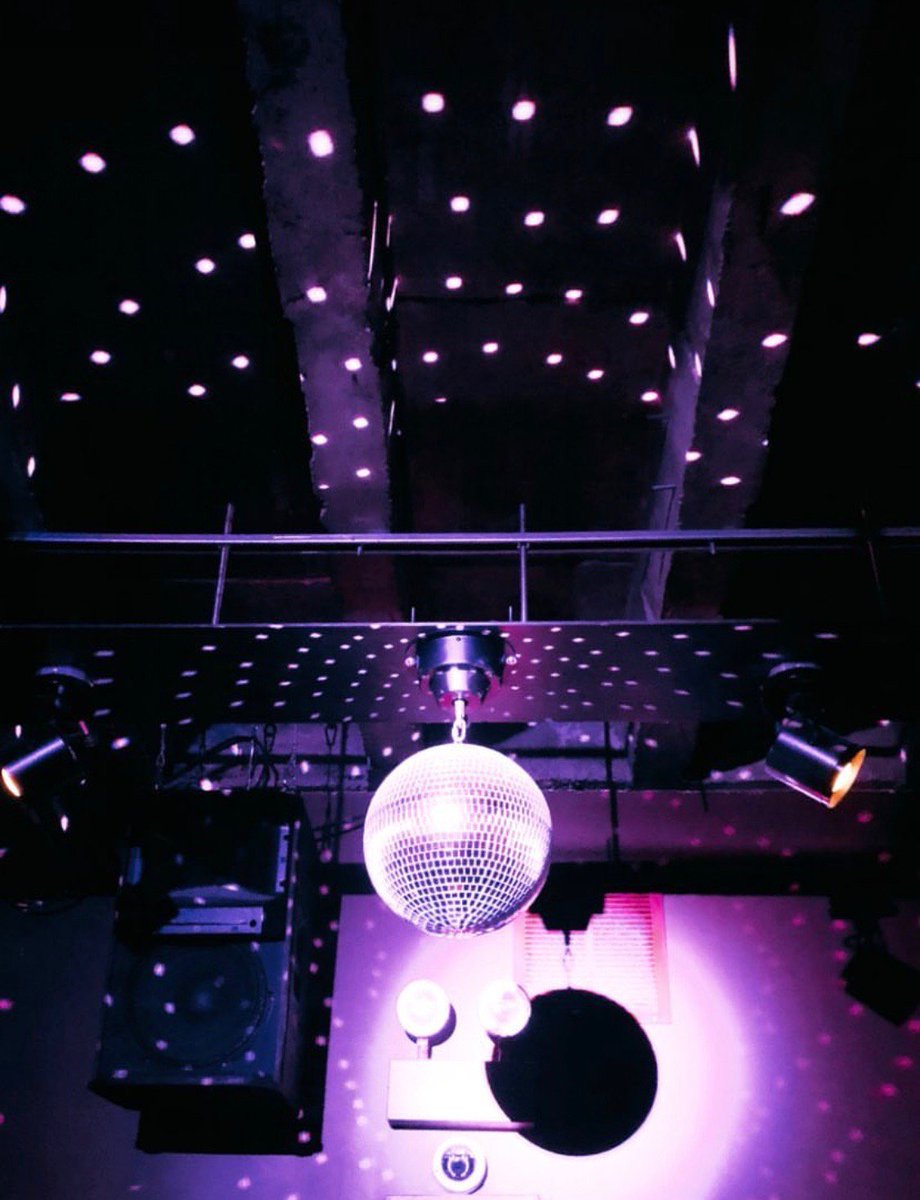 thewalkinchi's tweet photo. Saturday night is so lit. Join the club. #friendlyasfuck #dj #disco #summernights https://t.co/YCaE2tUByj