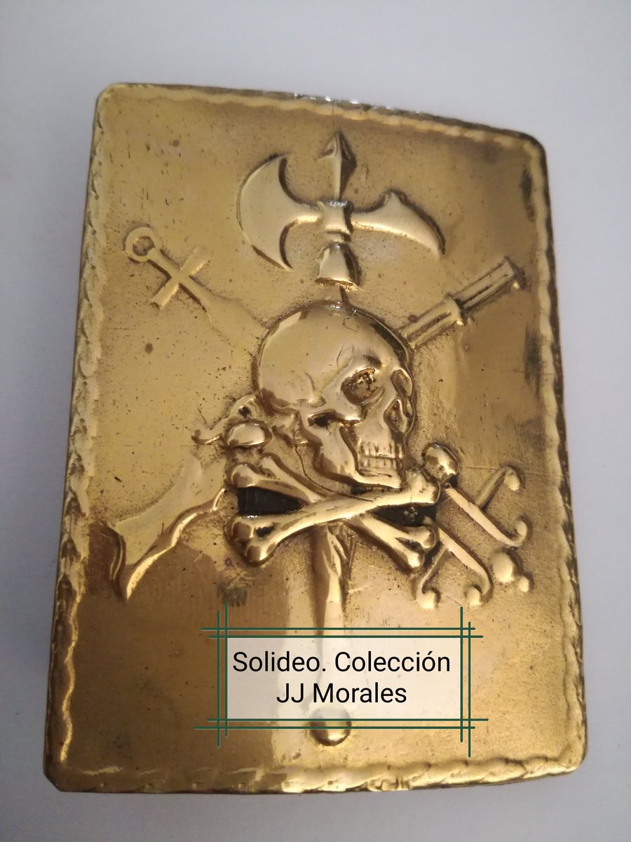 SolideoL's tweet photo. La hebilla legionaria con calavera.
No de uso oficial pero si oficioso. La gran desconocida llena de leyendas. Nacimiento atribuido al capricho de un trabajador de Cereceda que mezcló emblema de Legión y Lusitania, encargo para cierto desfile, etc. Alguna información extra? https://t.co/fR6YNEgfBO
