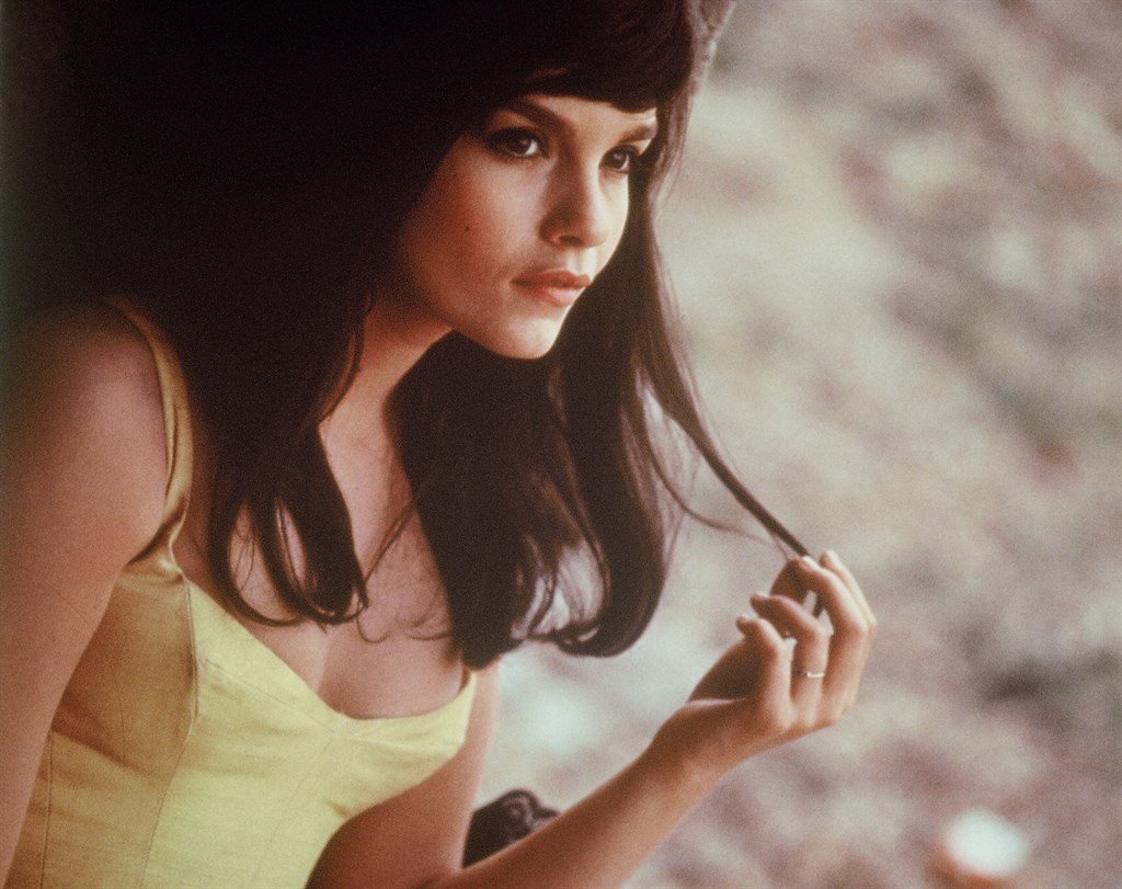 きぬきぬ 7 1は ジュヌヴィエーヴ ビュジョルドの誕生日 1942 7 1 Happy Birthday 画像は未公開作入れちゃったけど 1960年代の愛らしいビジョルドを 戦争は終わった 1966 まぼろしの市街戦 1966 Entre La Mer Et L Eau Douce 1967