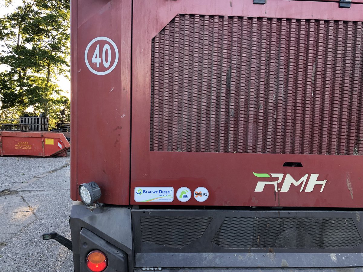 yebtjalling's tweet photo. Vandaag start in Friesland de #elfwegentocht, hier zijn wij al 2 jaar mee bezig door al onze machine op blauwe diesel B20 te laten rijden.
Hier mee helpen al onze boeren en bijna 3000 koeien ook een beetje mee aan een fossielvrij Friesland...@elfwegentocht https://t.co/XVdJnllj4s