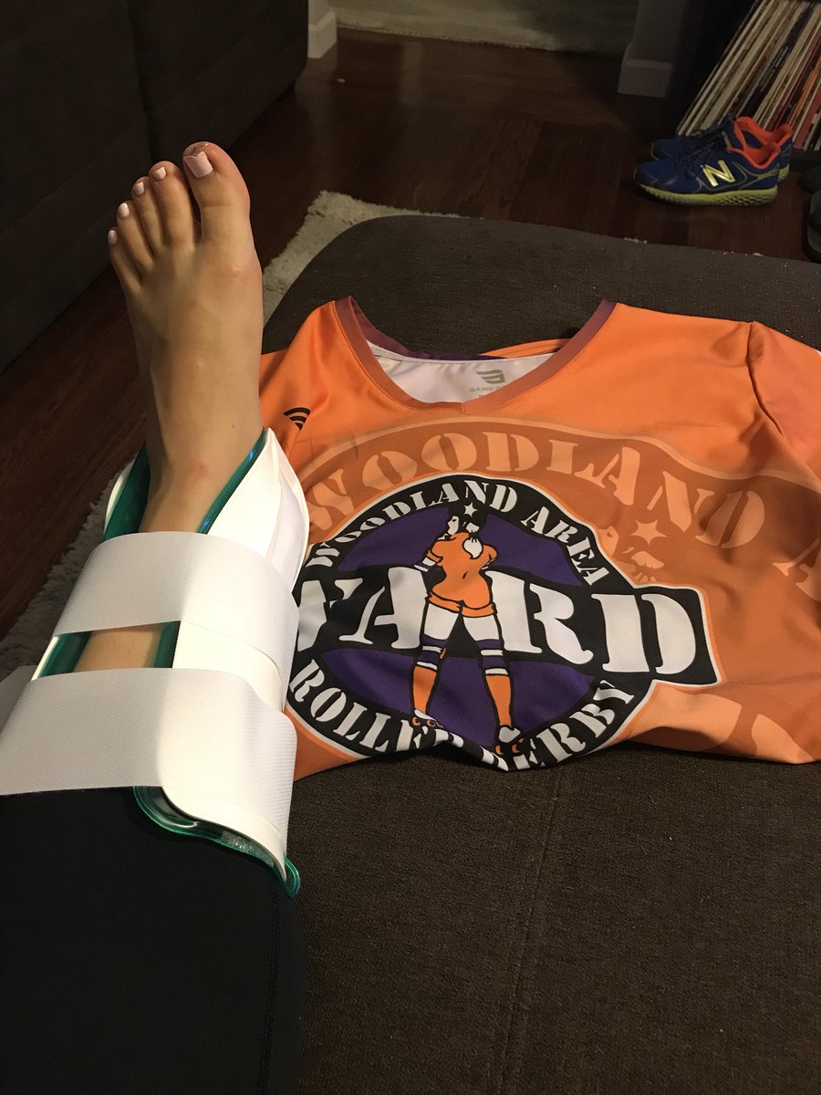 shortlavelle's tweet image. Does this count as a workout selfie? Post derby game workout.... also post ER visit #sprained #notbroken #woodlandarearollerderby #wewon #workoutselfie #summerselfiebingo #warriorstaff