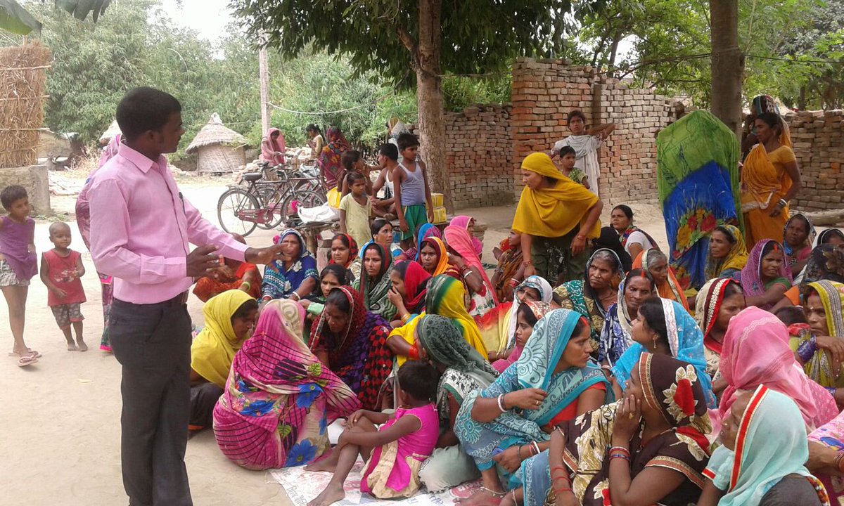 SwachhSiwan's tweet photo. If you find some groups engaged in some serious talks assume it to be associated with #SwachhBharat and adopting safe &amp; sanitation practices @LSBA_Bihar @swachhbharat Our #Jeevika didi being triggered by our Sanitation #Heroes at Maharajganj Block. https://t.co/5YO8irbkHP