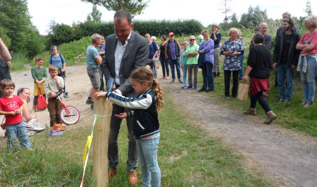 Wandelroute 'Door Lanxmeer' gelanceerd CULEMBORG Culemborg is een wandelroute rijker, namelijk door de ecologische woonwijk Lanxmeer. Wethouder Collin Stolwijk opende de route zaterdag 23 juni door het bevestigen van... twib.in/l/dgjABrpeojzd