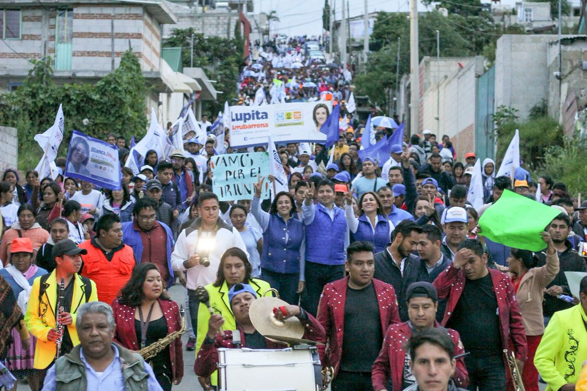 eduardorivera01's tweet photo. En el Cerro del Marqués con las candidatas @BlancaJC Y @Lupitaarruba. ¡Gran cierre distrital! dando soluciones de frente a los poblanos del distrito 11, para hacer de Puebla la mejor ciudad para vivir. https://t.co/V3a1aZddU2