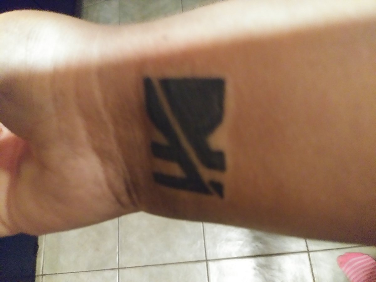 graysonsgirl93's tweet photo. #askdevin i know when you saw my tatt you loved it but how do it feel to know your always with me and that your my reason to always stay positive and smile๐โค
P.s. i miss you hope you come back to Dallas Texas again soon๐ @DevinHayes https://t.co/pqGRHv3CII