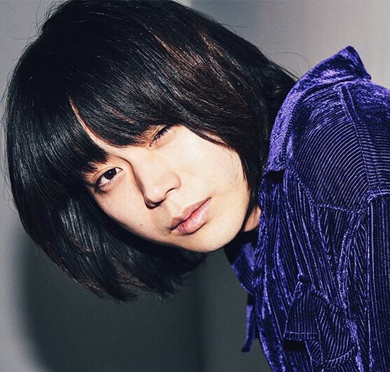 羊 V Twitter 大抵の日本人は黒髪か明るめの茶髪くらいじゃないとしっくりこないのに 鮮やかな金髪も赤髪も似合うがゆえに一周して艶やかな黒髪 がいちばん妖しく美しく見える菅田将暉さんは日本の至宝です