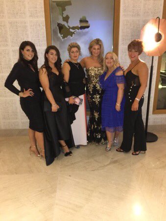 VanityRooms's tweet image. Best feeling ever #Winners 🏆#bestbeautysalon #ImageBOB18 #vanityrooms #teamvanity