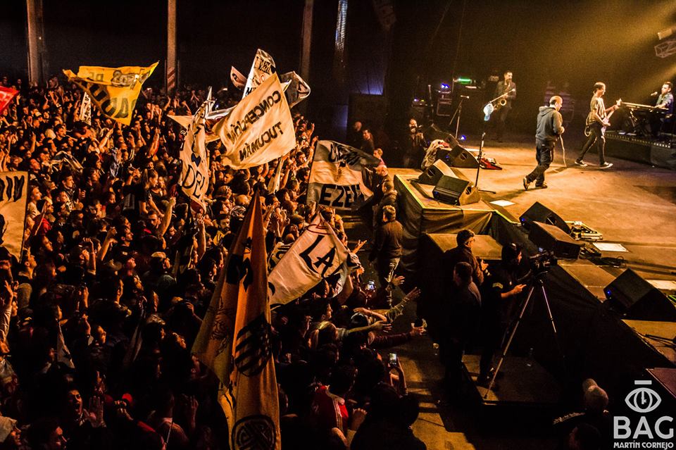 🗒️ La inconfundible voz del Pato Fontanet se hizo lugar entre aplausos. Entonando Rocanroles sin destino trás de un telón que se bajó en la mitad de la canción, mostrando a la toda banda.

Cobertura de <a href="/DonOsvaldoOf/">Don Osvaldo</a> 👉🏼goo.gl/gCFRvJ
📰 @LudmiKobluk
📸 <a href="/Martincor73/">Martin Cornejo</a>