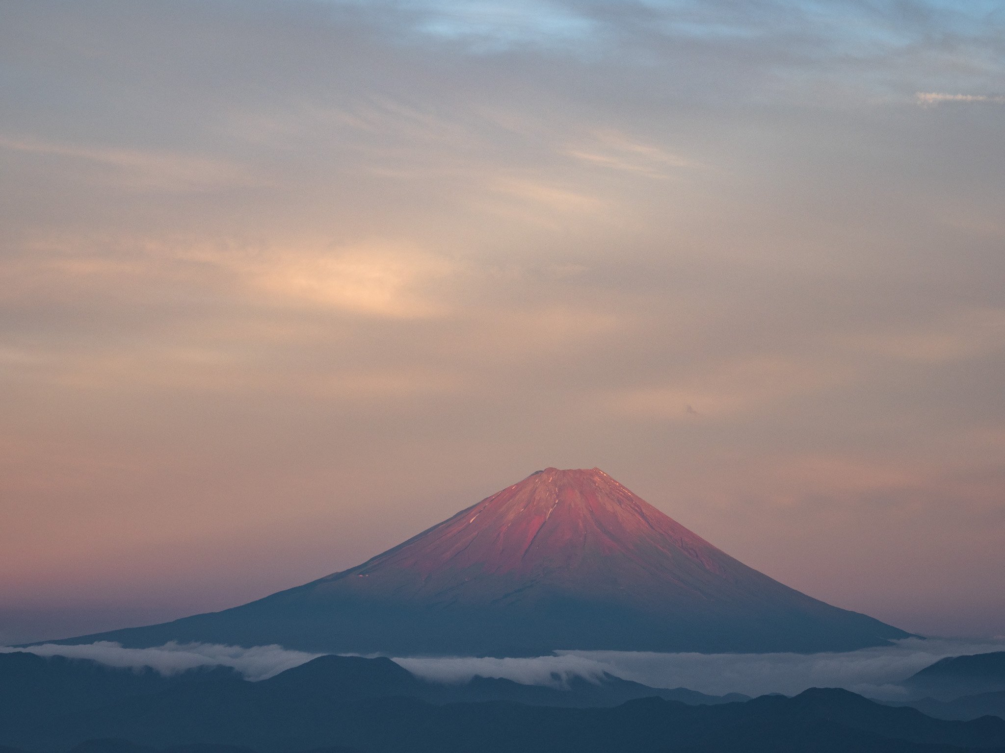 Kazuyuki Matsui じもとphoto 夕赤富士 18 6 21 先日の夕富士です 夕陽のスポットライトを浴びた後 一旦暗くなって再び現れた孤高の紅 この夏初めて見た赤富士でした 北西側の富士山 この面に残る雪は谷筋にほんの僅かになりました 富士山