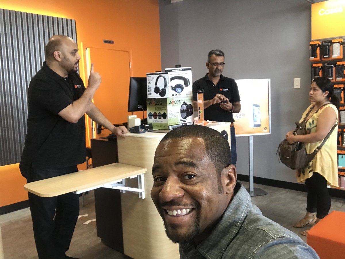 elterevanspg's tweet image. Hmmm...Wonder If I Should Help Close The Sale...Guess The Raffle for the Headset&amp;amp;Speaker On The Counter helped Close The Deal...She is Taking 1...woohoo #HTWN #BoostNation8M @johnfisbeck @Dk1team1dream @JayMiglionico @boostmobile @JustinCapers
