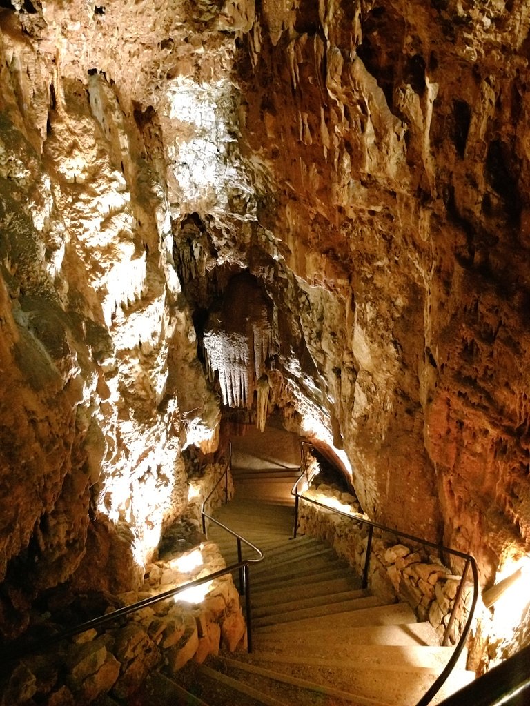 Centrifuzija's tweet photo. Jama #Baredine pri Poreču. Obiskovalci se spustijo 60 m pod zemljo, ena vertikalna luknja gre pa do 132 m v globino, kjer je čista voda. Lepo! @Porec_Istria @Croatia_hr https://t.co/P0me9twBbG