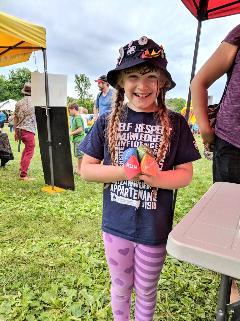 diamondisinger's tweet photo. A super smile from earlier this afternoon at @ottawasolstice indigenous fest #ssif2018 with our @girlguidesofcan activity booth and lots of great gals to (wo)man the booth! 💕 https://t.co/B9LwT1cVFz