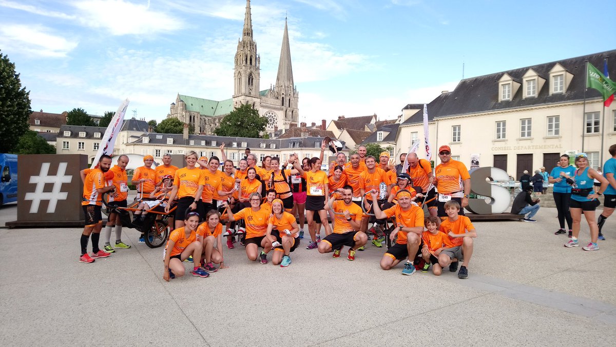 handi_run's tweet photo. Pas moins de 3 Joëlettes engagées sur les #fdlc2018 dont une 100% féminine.Ce sont 30 coureurs & 3 pilotes qui se sont élancés sur cette 24e éd'n très populaire @CfRunningTour @lecho_fr @VilledeChartres @ChartresLive #objectifgrandraid #toutseulonvaplusvite #ensembleonvaplusloin https://t.co/2DBVzSj4ZZ
