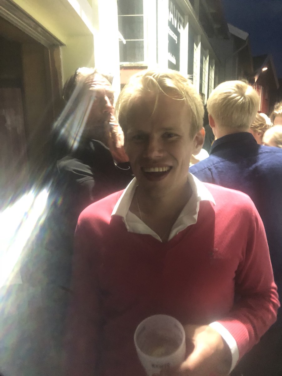MartinLund96's tweet photo. Midsommardagen skojar man aldrig bort! (Observera varv-jobbarn i bakgrunden). #VARVET https://t.co/VxsM1JcmR1