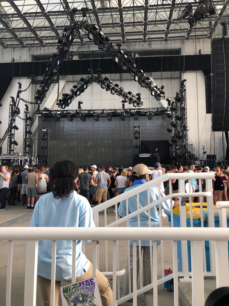 KirMasonnn's tweet photo. Second row?! Logic about to be lit af! https://t.co/Sh2Ll3kkjr