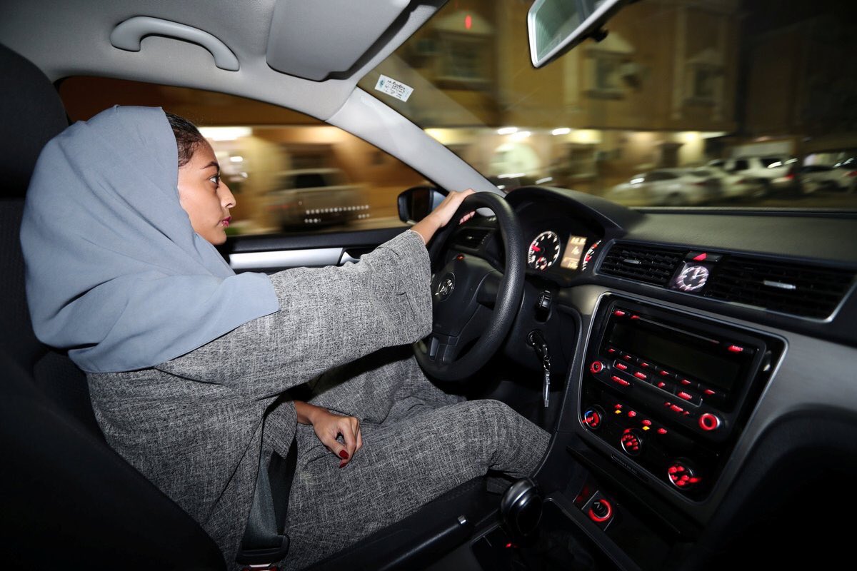 لقطات من قيادة النساء لسياراتهم في السعودية تزامناً مع بدء السماح لهم بالقيادة.
.

#المرأة_السعودية_تسوق
#SaudiWomenDriving
.