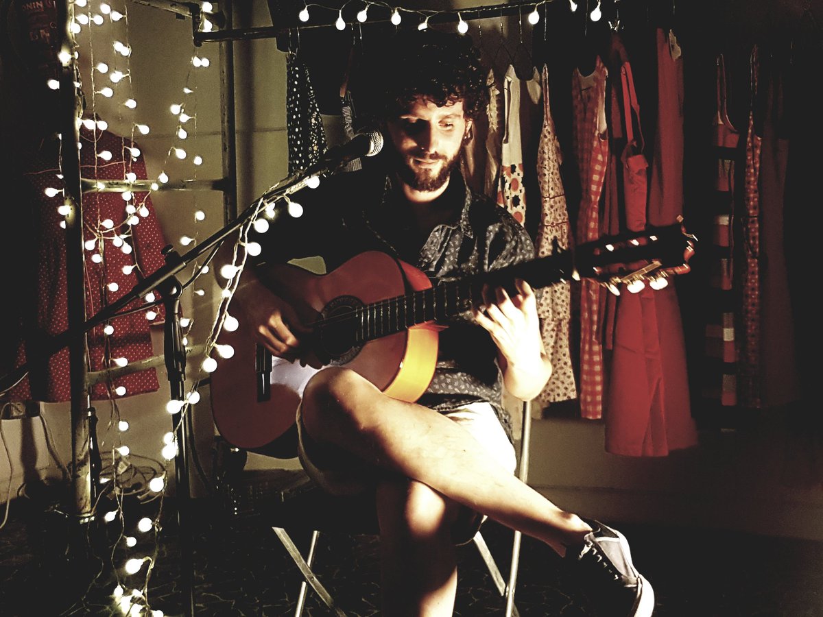 Que bonita la música y que bonito que haya artistas como <a href="/PepeCarmonaMusi/">Pepe Carmona</a>. Hoy, último concierto de una íncreible gira en acústico. #Maniquí #TheClosetClub