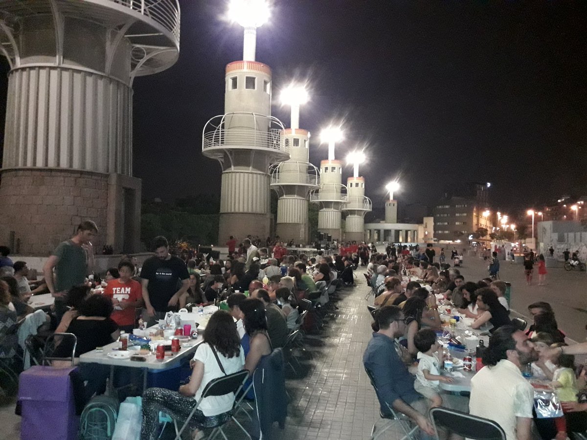 santsviu's tweet photo. Es confirma. Sants Viu la revetlla als carrers! https://t.co/jzzdCd43JU