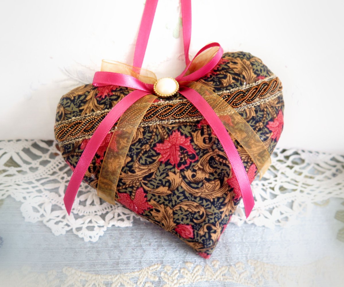 1CharlotteStyle's tweet photo. Introducing the latest addition to my #etsy shop: Heart Ornament 5" Floral Print Door Hanger, Home Decor Cotton Print Fabric, Cloth Handmade CharlotteStyle Decorative Folk Art https://t.co/9u19FeFDsw #housewares #homedecor #gold #birthday #mothersday #pink #entryw https://t.co/8y6cTDzEP4